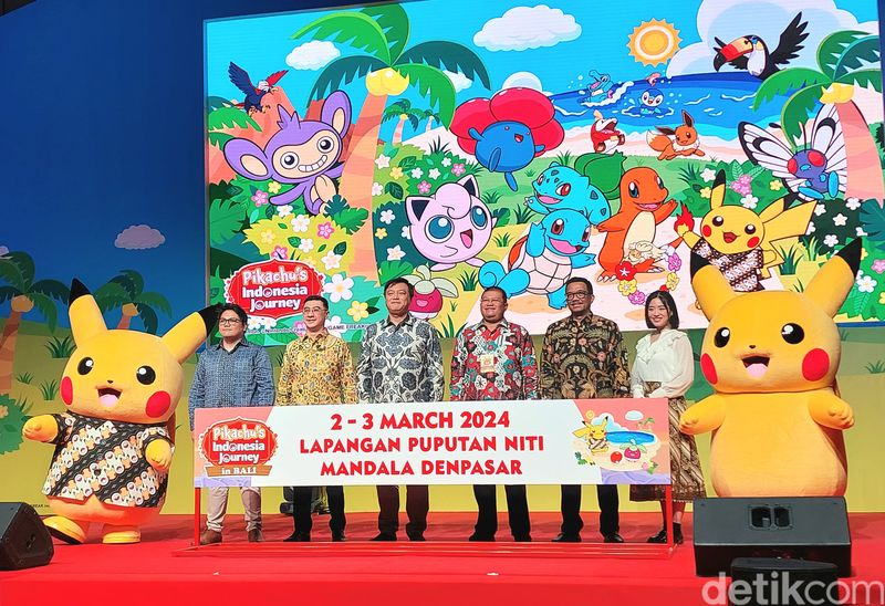 Pikachu berbaju batik dalam peluncuran kegiatan Pikachu Indonesia Journey