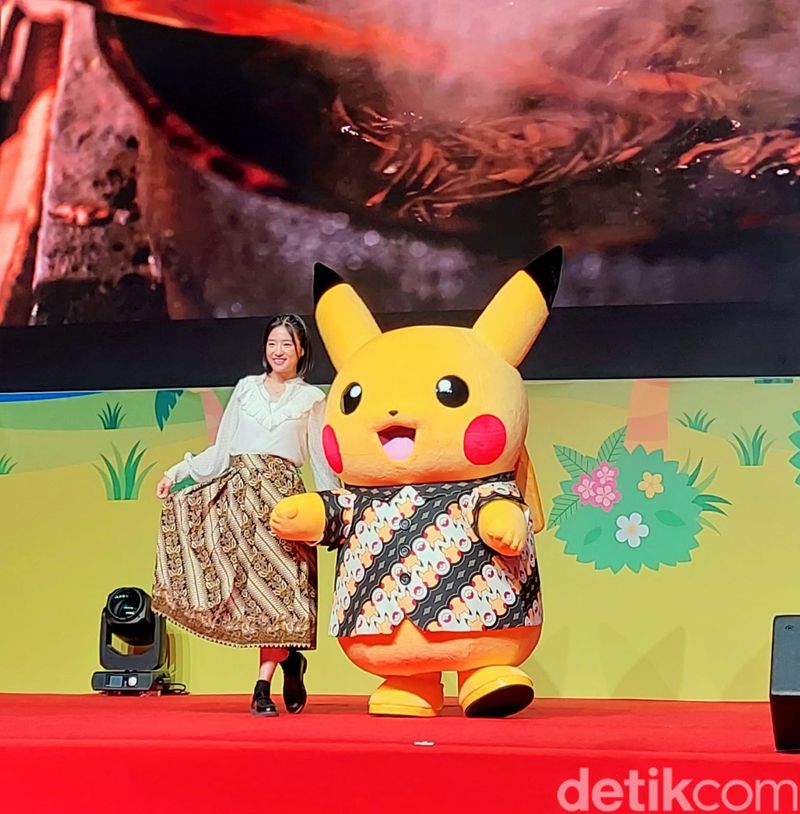 Pikachu berbaju batik dalam peluncuran kegiatan Pikachu Indonesia Journey