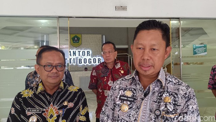 Pj Bupati Bogor Asmawa Tosepu dan Pj Wali Kota Bekasi Gani Muhamad.