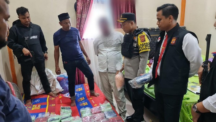 Polisi menangkap dua pria di Bireuen, Aceh, M (40) dan F (44) karena diduga memiliki 28 kilogram sabu dan 5.000 butir ekstasi. (Dok. Polres Bireuen)