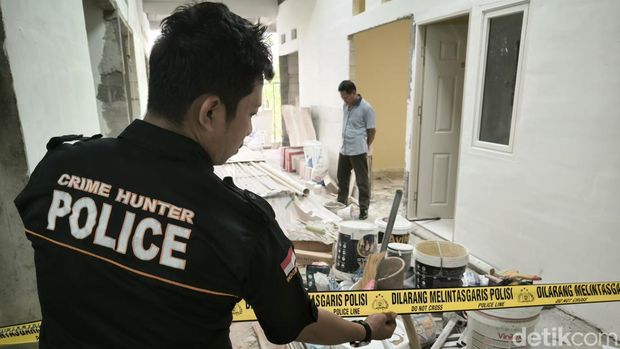 Polisi pasang garis polisi di rumah kos tempat mahasiswi Unesa tewas terjatuh dari lantai 3.