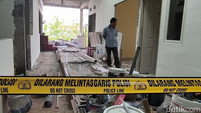 Polisi pasang garis polisi di rumah kos tempat mahasiswi Unesa tewas terjatuh dari lantai 3.