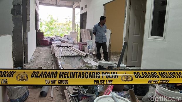 Polisi pasang garis polisi di rumah kos tempat mahasiswi Unesa tewas terjatuh dari lantai 3.
