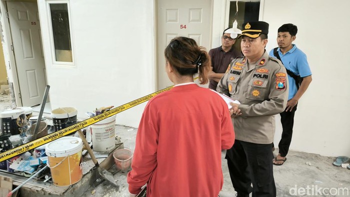 Polisi pasang garis polisi di rumah kos tempat mahasiswi Unesa tewas terjatuh dari lantai 3.