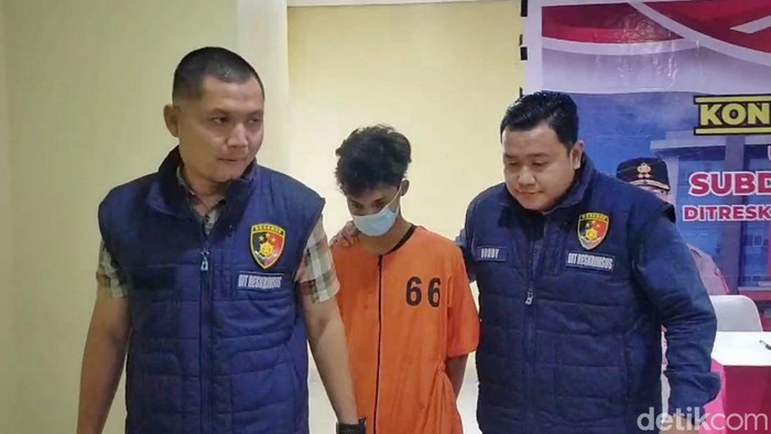 Polisi saat menggiring tersangka FJ.
