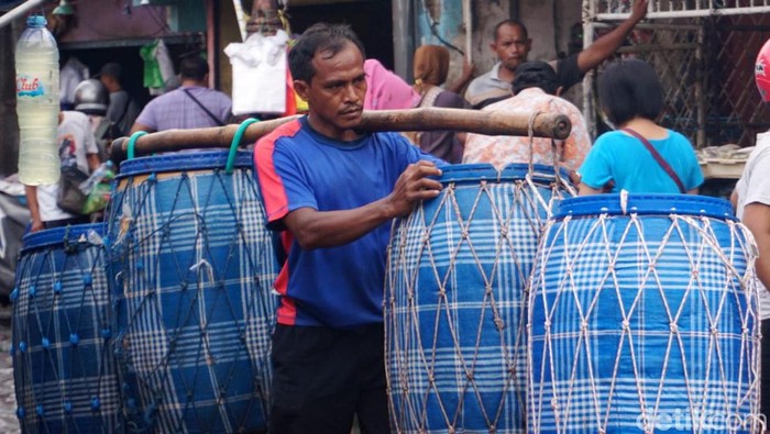 Potret Aktivitas Pedagang Ikan di Pasar Pabean Dampak cuaca ekstrem, sejumlah pedagang ikan di Pasar Pabean, kini mengeluhkan stok ikan menurun, Kamis (11/1/2024).