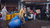 Aktivitas kuli panggul di Jalan Panggung, usai mendistribusikan ikan hasil tangkapan nelayan ke Pasar Ikan Pabean Surabaya.