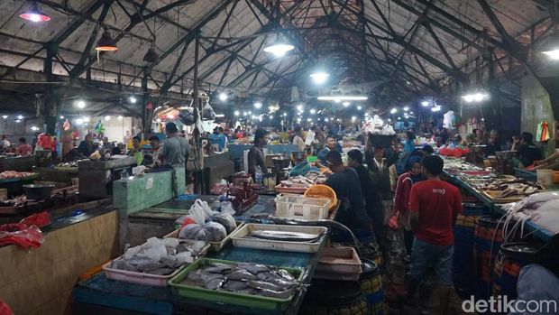 Dampak cuaca ekstrem, sejumlah pedagang ikan di Pasar Pabean, kini mengeluhkan stok ikan menurun, Kamis (11/1/2024).