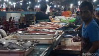 Suasana aktivitas pedangang di Pasar Ikan Pabean Surabaya. Mereka mengaku saat ini stok ikan segar menurun dari nelayan akibat cuaca buruk.