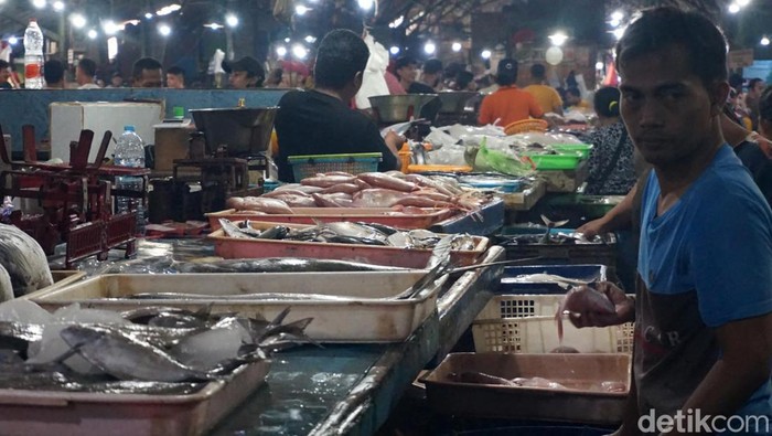 Dampak cuaca ekstrem, sejumlah pedagang ikan di Pasar Pabean, kini mengeluhkan stok ikan menurun, Kamis (11/1/2024).