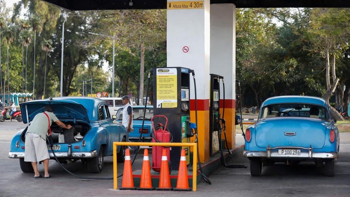 A man fills up a jerry can at a gas station, as the government announced it will hike the retail price of its 94 octane gasoline from 30 to 156 pesos per litre beginning February 1, in Havana, Cuba January 9, 2024. REUTERS/Yander Zamora