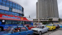 Mendengar kabar itu, warga langsung berbondong-bondong memadati SPBU untuk mengisi tangki kendaraan mereka. REUTERS/Alexandre Meneghini  