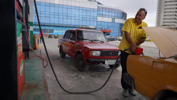 Cars line up to have their tanks filled with gasoline in Havana, Cuba, December 11, 2023. REUTERS/Alexandre Meneghini