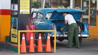 Harga satu liter BBM reguler di negeri Amerika Latin itu akan naik dari 25 peso (sekitar Rp 6.904) menjadi 132 peso (sekitar Rp 36.453). Kenaikan juga berlaku untuk BBM premium dari 30 peso (sekitar Rp 8.285) menjadi 156 peso (sekitar Rp 43.081). REUTERS/Yander Zamora  
