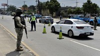 Sebagian besar ruas jalanan di kota-kota yang ada di negara itu sepi, dengan tentara-tentara bersenjata lengkap berjaga di setiap sudut. 