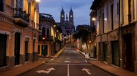 Jalan-jalan di Quito, Ekuador, tampak sepi.