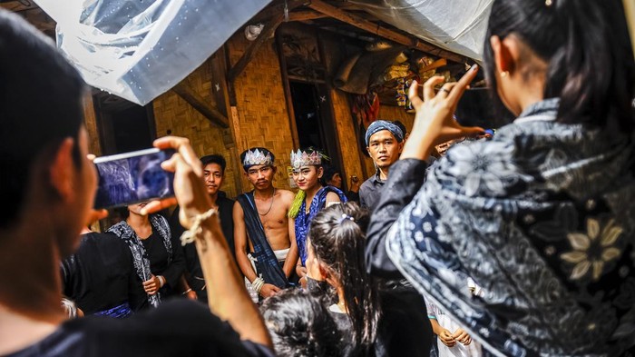 Pengantin Suku Badui berswafoto usai acara akad pernikahan di Kampung Kaduketug, Lebak, Banten, Kamis (11/1/2024). Pada bulan ke-12 atau bulan Hapid Badui menurut penanggalan Suku Badui merupakan musim pernikahan bagi warga Suku Badui dan bulan berikutnya dilanjutkan dengan tradisi Kawalu pada bulan Kasa. ANTARA FOTO/Muhammad Bagus Khoirunas/nz