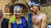 Pengantin wanita mengenakan kain untuk bawahan, sementara bagian atas kain dibentuk seperti kemben. Tak beda jauh dengan wanita, pengantin pria juga mengenakan kain untuk bawahan, namun bagian atas kain hanya diselendangkan saja.  