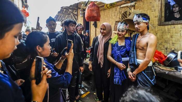 Potret Pengantin Suku Badui Luar Saat Prosesi Akad Nikah Pengantin Suku Badui berswafoto usai acara akad pernikahan di Kampung Kaduketug, Lebak, Banten, Kamis (11/1/2024). Pada bulan ke-12 atau bulan Hapid Badui menurut penanggalan Suku Badui merupakan musim pernikahan bagi warga Suku Badui dan bulan berikutnya dilanjutkan dengan tradisi Kawalu pada bulan Kasa. ANTARA FOTO/Muhammad Bagus Khoirunas/nz