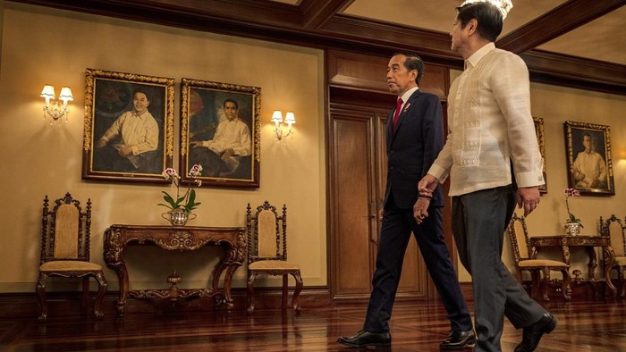 Potret Pertemuan Jokowi-Bongbong Marcos di Istana Malacanang Indonesian President Joko Widodo, left, and Philippine President Ferdinand Marcos Jr. walk past portraits of former Presidents Ferdinand Marcos Sr. and Diosdado Macapagal during his visit at Malacanang Palace in Manila, Philippines Wednesday, Jan. 10, 2024. (Ezra Acayan/Pool Photo via AP)