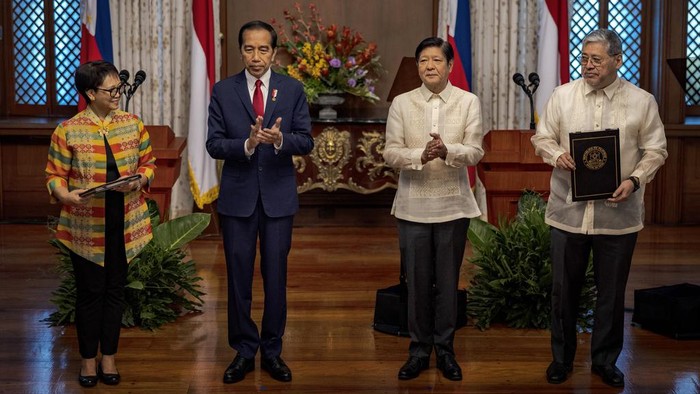 Potret Pertemuan Jokowi-Bongbong Marcos di Istana Malacanang Indonesian President Joko Widodo, left, and Philippine President Ferdinand Marcos Jr. walk past portraits of former Presidents Ferdinand Marcos Sr. and Diosdado Macapagal during his visit at Malacanang Palace in Manila, Philippines Wednesday, Jan. 10, 2024. (Ezra Acayan/Pool Photo via AP)