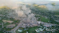 Pemandangan udara dari asap yang mengepul dari gedung-gedung yang terbakar di Port Moresby, Papua Nugini, Rabu (10/1/2024). (Femli Studio/via REUTERS)
