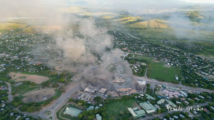 An aerial view of smoke billowing from burning buildings, amid looting and arson during protests over a pay cut for police that officials blamed on an administrative glitch, in Port Moresby, Papua New Guinea January 10, 2024 in this screen grab obtained from social media video. Femli Studio/via REUTERS  THIS IMAGE HAS BEEN SUPPLIED BY A THIRD PARTY. MANDATORY CREDIT. NO RESALES. NO ARCHIVES. DO NOT OBSCURE LOGO.