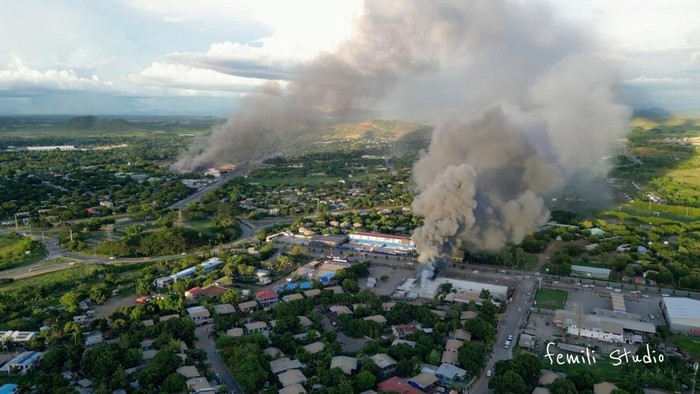 An aerial view of smoke billowing from burning buildings, amid looting and arson during protests over a pay cut for police that officials blamed on an administrative glitch, in Port Moresby, Papua New Guinea January 10, 2024 in this screen grab obtained from social media video. Femli Studio/via REUTERS  THIS IMAGE HAS BEEN SUPPLIED BY A THIRD PARTY. MANDATORY CREDIT. NO RESALES. NO ARCHIVES. DO NOT OBSCURE LOGO.