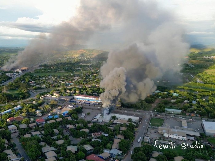 An aerial view of smoke billowing from burning buildings, amid looting and arson during protests over a pay cut for police that officials blamed on an administrative glitch, in Port Moresby, Papua New Guinea January 10, 2024 in this screen grab obtained from social media video. Femli Studio/via REUTERS  THIS IMAGE HAS BEEN SUPPLIED BY A THIRD PARTY. MANDATORY CREDIT. NO RESALES. NO ARCHIVES. DO NOT OBSCURE LOGO.