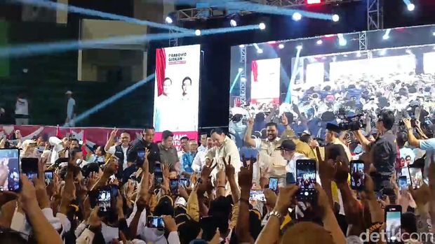 Prabowo joget gemoy di Pangkalpinang, Bangka Belitung, 11 Januari 2024. (Adrial Akbar/detikcom)