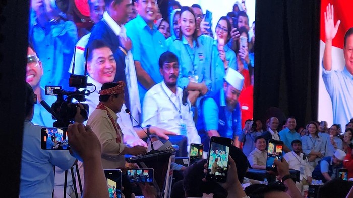 Prabowo Subianto memberi sambutan di acara konsolidasi relawan Prabowo-Gibran di gedung Balai Buntar Kota Bengkulu, Kamis (11/1/2024).
