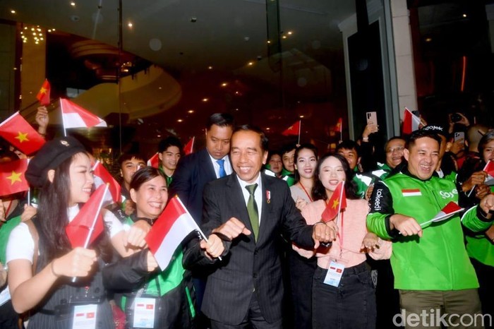 Presiden Jokowi disambut para WNI di Hanoi, Vietnam, 11 Januari 2024. (Rusman - Biro Pers Sekretariat Presiden)