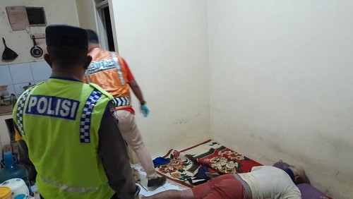 Petugas saat hendak mengevakuasi pria paruh baya yang ditemukan meninggal di dalam kamar kos, Rabu malam (10/1/2024).