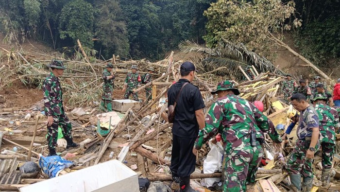 Proses pembersihan material longsor di Subang