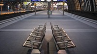 Deutsche Bahn milik negara mengatakan hanya sekitar 20% kereta jarak jauhnya yang beroperasi dan banyak kereta regional dan komuter di kota-kota seperti Berlin juga tidak beroperasi. AP/Markus Schreiber
