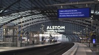 Pemogokan serikat pekerja selama 3 hari membuat lalu lintas kereta api hampir terhenti di seluruh Jerman. Para komuter dan wisatawan lainnya harus berjuang untuk menemukan alternatif lain yang melibatkan perjalanan bus atau mobil jarak jauh atau penerbangan. AP/Markus Schreiber