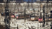 Deutsche Bahn telah mencoba secara hukum untuk mencegah pemogokan tersebut hingga akhir, namun pada Selasa malam pengadilan memerintahkan agar pemogokan tersebut dapat dilanjutkan. Selain kenaikan gaji, permasalahan utamanya adalah seruan serikat pekerja agar jam kerja pekerja shift dikurangi dari 38 menjadi 35 jam per minggu tanpa pengurangan gaji, sebuah tuntutan yang sejauh ini ditolak oleh pengusaha. AP/Christian Charisius