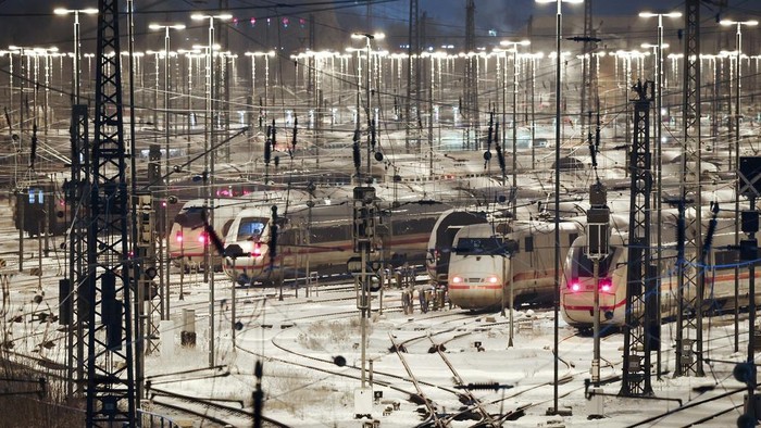 Protes Gaji, Serikat Masinis di Jerman Mogok Massal Deutsche Bahn ICE trains are parked on the tracks at the DB Fernverkehr plant in Hamburg, Germany Wednesday, Jan. 10, 2024. A union representing many of Germany’s train drivers started a nearly three-day strike early Wednesday in a rancorous dispute with the country’s state-owned main railway operator over working hours and pay. (Christian Charisius/dpa via AP)