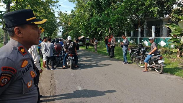 Puluhan orang mendatangi Kantor Kalurahan Argodadi untuk melayangkan surat penolakan pembangunan TPST di Pedukuhan Dingkikan, Argodadi, Sedayu, Bantul, Kamis (11/1/2024).