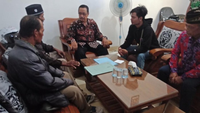 Puluhan orang mendatangi Kantor Kalurahan Argodadi untuk melayangkan surat penolakan pembangunan TPST di Pedukuhan Dingkikan, Argodadi, Sedayu, Bantul, Kamis (11/1/2024).