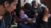 Sebanyak 120 orang TKI dari berbagai daerah di Indonesia seperti Aceh, Bengkulu, Jawa Timur, Jawa Tengah, Bali, Sumatera Barat, dan Sumatera Utara terdampar di pantai Labo, Kecamatan Pantai Labu, Deli Serdang, Sumut pada Rabu dini hari (10/1).