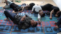 Mereka beristirahat dengan alas seadanya berupa tikar.
