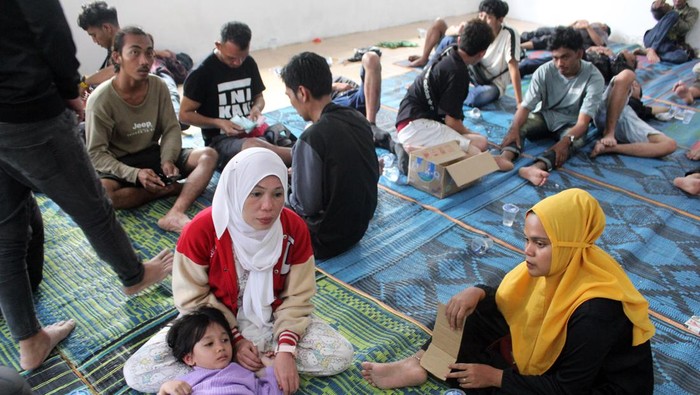 Sejumlah Tenaga Kerja Indonesia (TKI) yang terdampar dari Malaysia tertidur di aula kantor Camat Pantai Labu, Deli Serdang, Sumatera Utara, Rabu (10/1/2024). Sebanyak 120 orang TKI dari berbagai daerah di Indonesia seperti Aceh, Bengkulu, Jawa Timur, Jawa Tengah, Bali,  Sumatera Barat, dan Sumatera Utara terdampar di pantai Labo, Kecamatan Pantai Labu, Deli Serdang, Sumut pada Rabu dini hari (10/1). ANTARA FOTO/Yudi/nym.