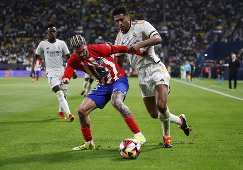 Soccer Football - Spanish Super Cup - Semi Final - Real Madrid v Atletico Madrid - Al-Awwal Park, Riyadh, Saudi Arabia - January 10, 2024 Atletico Madrids Rodrigo De Paul in action with Real Madrids Jude Bellingham REUTERS/Juan Medina
