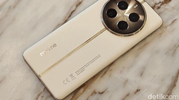 Belum ada informasi kapan Realme 12 Pro Plus akan dirilis secara global. Namun kabar baiknya HP ini sudah meraih sertifikat TKDN dan Postel, jadi siap hadir di Indonesia Foto: Adi Fida Rahman/detikINET