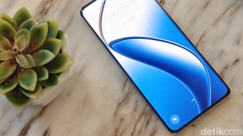 Realme 12 Pro Plus masih mengusung layar dengan tepian melengkung. Foto: Adi Fida Rahman/detikINET