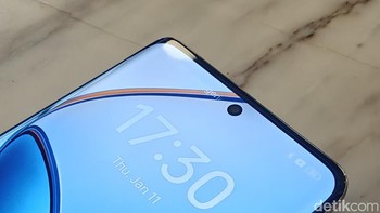 Di bagian atasnya terdapat punch hole yang menjadi rumah bagi kamera selfie. Foto: Adi Fida Rahman/detikINET