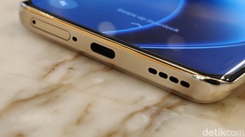 Bagian bawahnya terdapat port USB-C, slot SIM card dan speaker. Foto: Adi Fida Rahman/detikINET