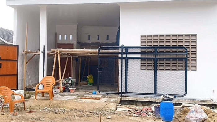 Renovasi rumah subsidi viral hasilnya berhasil bikin kagum. Ada taman bak cafe dan musholla