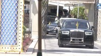 Sejurus kemudian, Pangeran Mateen terlihat menunpang mobil Rolls-Royce Phantom versi terbaru. Foto: Screenshot RTB News